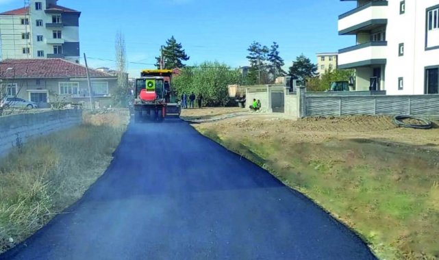Konya'nın Ereğli İlçe Belediyesi kış ayları olmasına rağmen sıcak asfal...