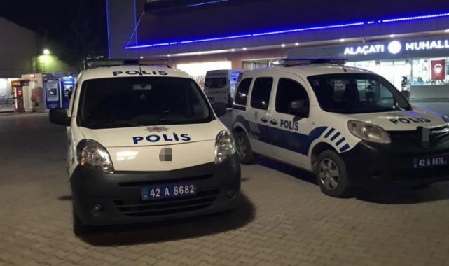 Konya'nın Ereğli ilçesinde alışveriş merkezinde yürüyen merdivende düşe...