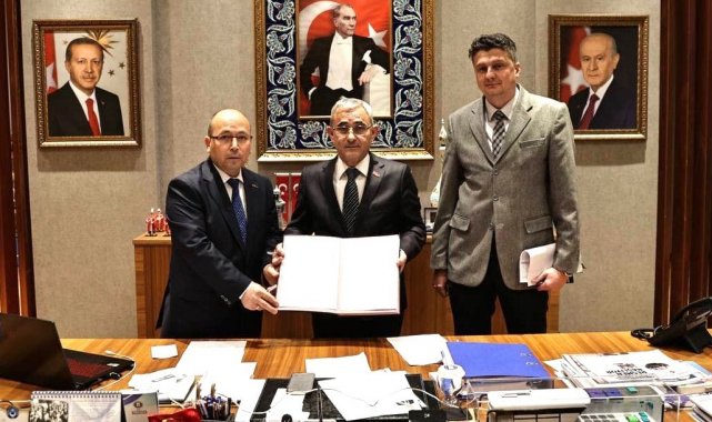 Kütahya Belediye Başkanı Prof. Dr. Alim Işık, belediyemiz çalışanlarının ha...