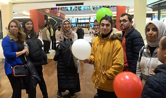 Kütahya'da engelleri aşan özel vatandaşlardan Filistin için resim sergisi