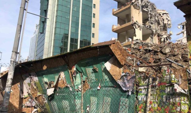 Levent'te 11 katlı binanın yıkımı esnasında bir kısmı yola doğru çöktü....