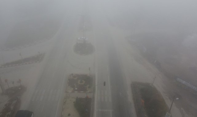 Manisa'nın Kula ilçesinde gece saatlerinde başlayan sis, sabah saatleri...