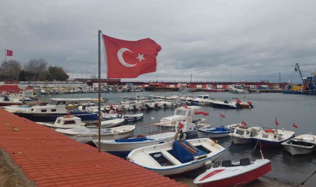Marmara Denizi'nde etkili olan poyraz fırtınası, deniz ulaşımında aksam...