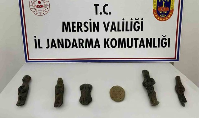 Mersin'in merkez Toroslar ilçesinde bir şüphelinin evinde yapılan arama...