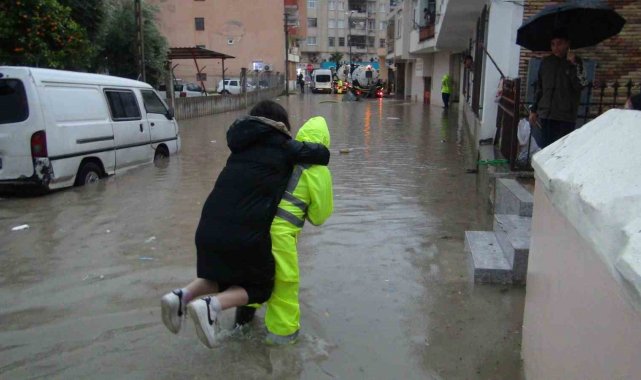 Meteorolojinin uyardığı Mersin'in Silifke ilçesinde sağanak yağmur sele...