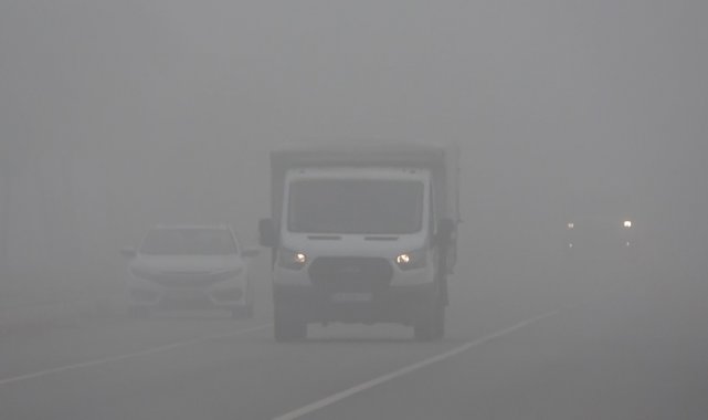 Muş'ta sabah erken saatlerde etkili olmaya başlayan yoğun sis nedeniyle...