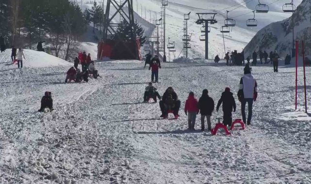 Palandöken kayak Merkezi'nde hafta sonu çocukların kızak keyfi yaşandı....