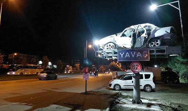 Polis kaza yapan aracı yol kenarında sergileyip hız sınırına dikkat çekti