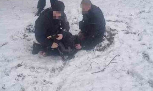 Polonya'nın Wroclaw şehrinde gözaltına alınan bir kişi karakola götürül...