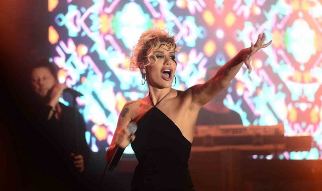 Pop müziğinin konuşulan ismi İrem Derici, Bursa konserinde yolda yaşadığı o...