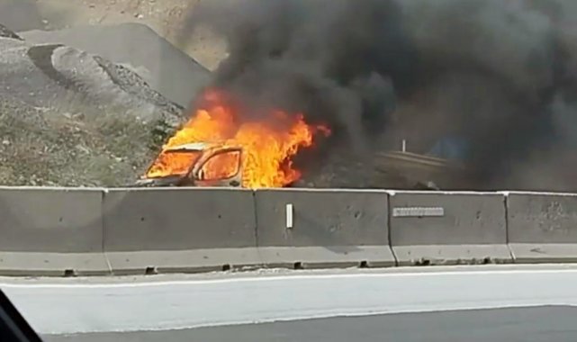 Sakarya'nın Geyve ilçesi D-650 karayolunda alev topuna dönen hafif tica...