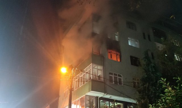 Sakarya'nın Karasu ilçesinde 5 katlı binanın 3'üncü katında elektri...