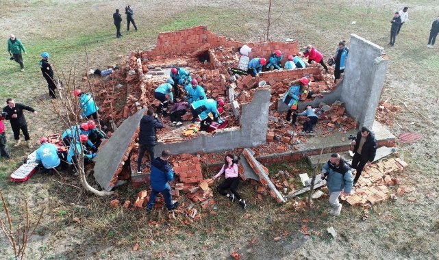 Samsun'da Acil Sağlık Hizmetleri Haftası çerçevesinde 4 ilden 26 araç v...