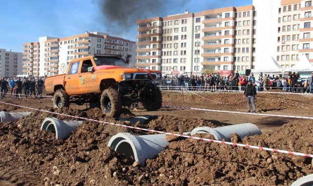 Şırnak'ın Cizre ilçesinde ilk defa off-road yarışları düzenlendi. Gires...