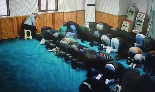 Sultangazi'de dün cuma namazında secdeye giden babasının sırtına çıkara...