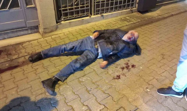 Tekirdağ Çorlu'da bir kişi, tartıştığı iki şahıs tarafından sokak ortas...