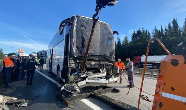 TEM Otoyolu'nun Kocaeli geçişinde yolcu otobüsü, önünde seyreden tıra ç...
