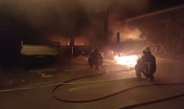 Tokat'tın Erbaa ilçesi Erek Mahallesinde çıkan yangında bir traktör, ik...