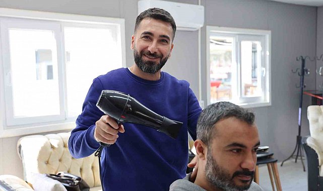 Türk Kızılay'ın desteği ile iş yeri sahibi olan berber, hayata umutla bakıyor