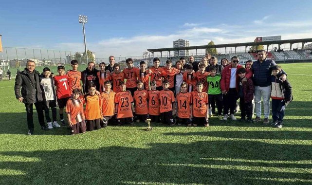 U-14 Futbol Ligi final maçında Elazığ Yolspor, İl Özel İdarespor'u 2-0 ...