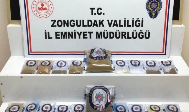 Zonguldak'ta polis ekipleri yakaladıkları şüphelinin üzerinde yapan ara...