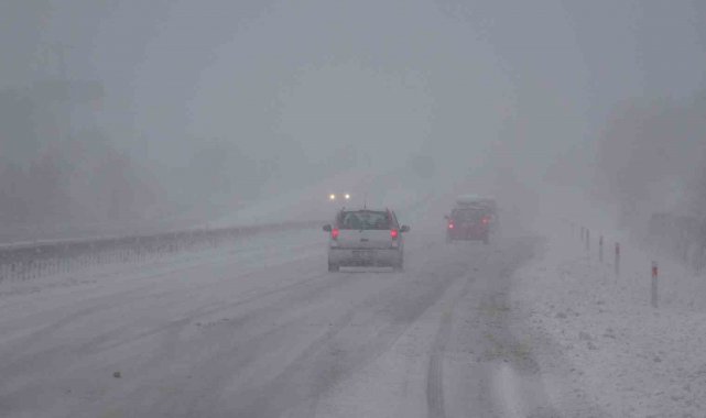 Çanakkale'de dün öğleden sonra başlayan ve devam eden kar yağışı Lapsek...