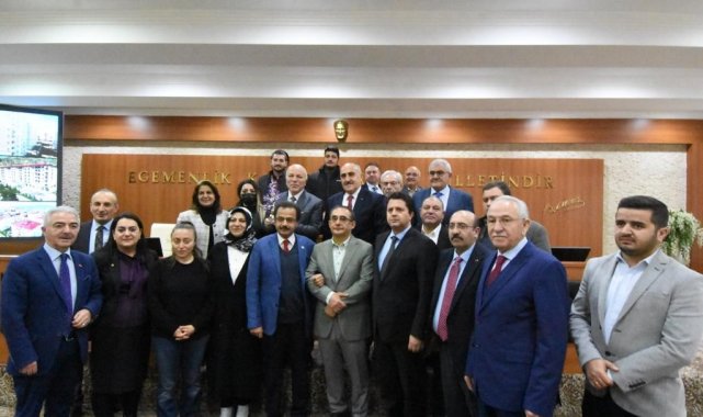 Erzurum Kent Konseyi Başkanı Hüseyin Tanfer ve Yönetim Kurulu Üyeleri, üçün...