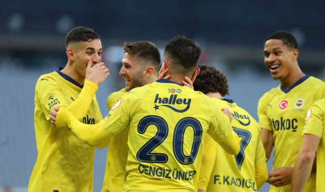 İstanbulspor'u 5-1 mağlup eden Fenerbahçe, bu sezon ligde 3. kez 5 goll...