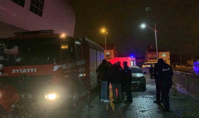 Karaman'da seyir halindeki otomobilin motor kısmında çıkan yangın, çevr...