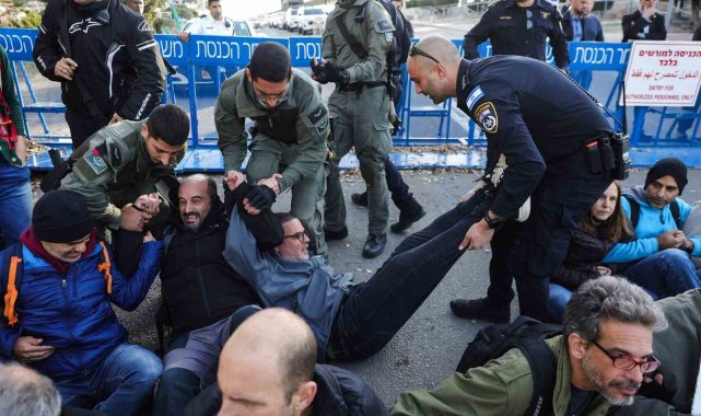 Kudüs'te bulunan Knesset'in (İsrail meclisi) önünde protesto göster...