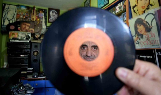 Kocaeli'nin Gölcük ilçesinde 40 yıldır plak ve kaset satan Ahmet Kara, ...