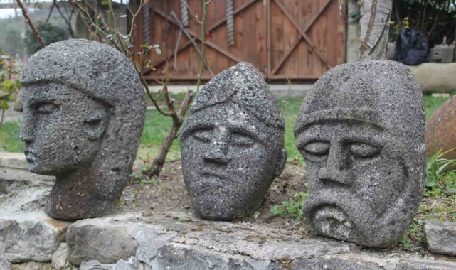 Ordu'da, taş oymacılığı sanatı ile uğraşan Celal Kaya, yaptığı heykelle...