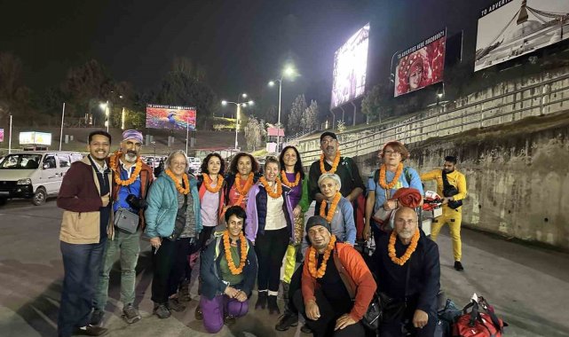 Balıkesir'in Edremit Körfezinden bir grup doğa yürüyüşçüsü dünyanın çat...