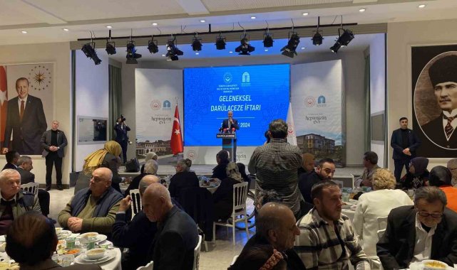 Darülaceze'de düzenlenen iftar programında huzur evi sakinleri ile bir ...