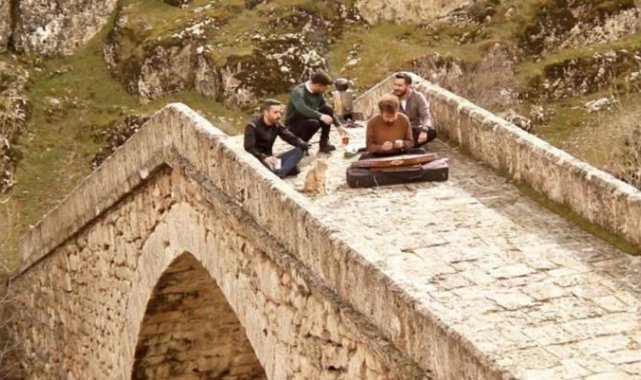Hakkari'nin Yüksekova ilçesinde gezgin öğretmen olarak tanınan Ümit Bar...