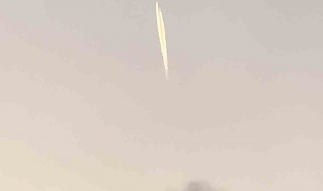 Hakkari'nin Yüksekova ilçesinde iftar vakti gökyüzünde dikey şeklinde d...