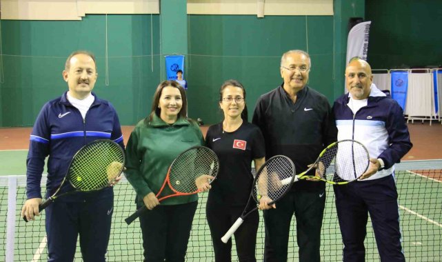 Mersin'de 'Dünya Kadınlar Günü' kapsamında düzenlenen tenis tur...