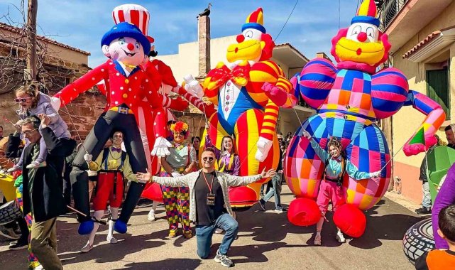 Sakız Adası'nın ev sahipliği yaptığı Mostra Karnavalı, bu yıl da ulusla...