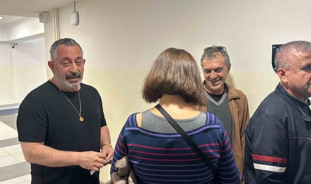 Ünlü komedyen Cem Yılmaz, Beşiktaş Lütfi Banat İlkokulu'nda sandıkların...