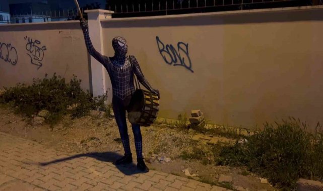 Adana'da 'Örümcek Adam' kostümü giyen bir kişi davul çalarak sa...