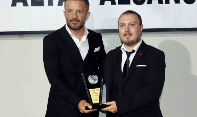 Altay'ın 36 yaşındaki sol bek oyuncusu Özgür Özkaya, Altay Sosyal Dayan...