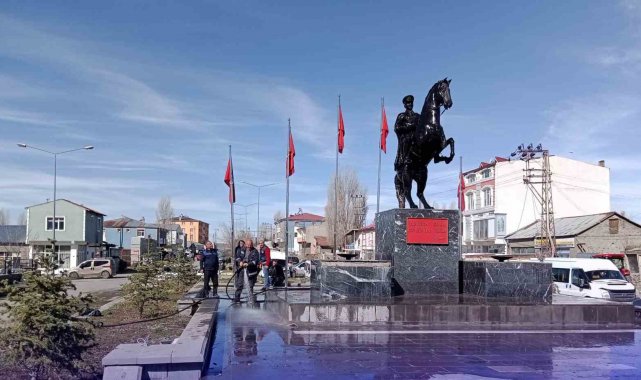 Arpaçay Belediye Başkanlığı'nca sokak ve caddelerde bahar temizlik çalı...