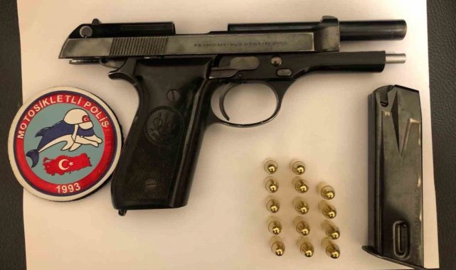 Elazığ'da polis ekiplerince düzenlenen operasyonda 5 adet ruhsatsız sil...