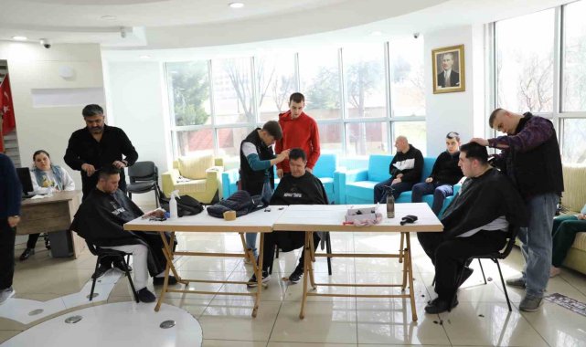 Pursaklar Belediyesi, Engelsiz Yaşam Merkezi'ndeki özel gereksinimli ge...