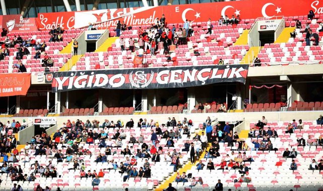 Sivasspor'un Fatih Karagümrük ile oynadığı maçı az sayıda taraftar taki...