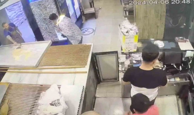 Sultangazi'de iftar sonrası bir pideciye gelen iki kişi, lahmacun isted...