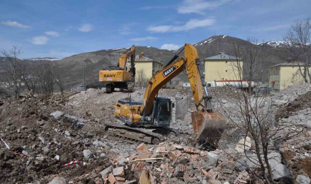 Tunceli'nin Pülümür ilçesinde ağır hasarlı binaların yıkımı devam ediyo...