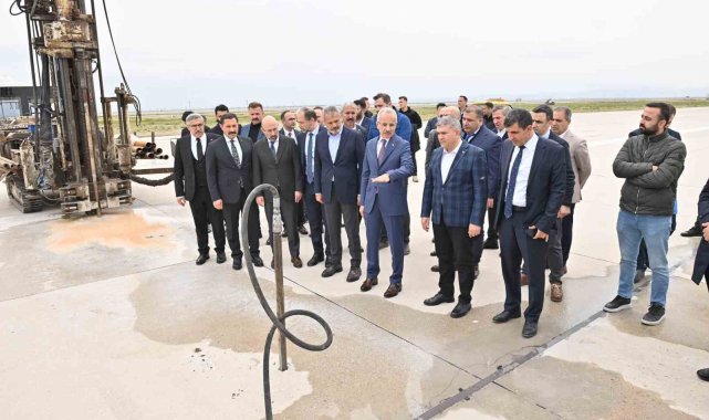 Ulaştırma ve Altyapı Bakanı Abdulkadir Uraloğlu, Hatay Havalimanı'nda y...