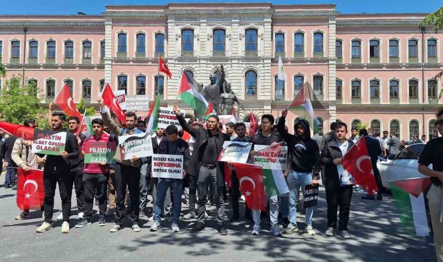 AK Parti İstanbul Gençlik Kolları, İstanbul Üniversitesi Beyazıt kampüsünde...