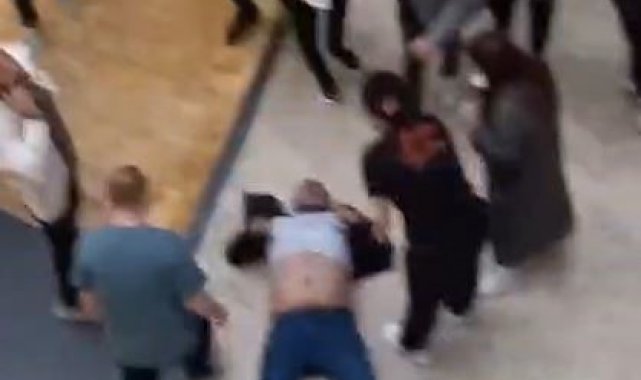 Bayrampaşa'da bulunan Forum İstanbul AVM'de bir kişi, ikinci kattan...